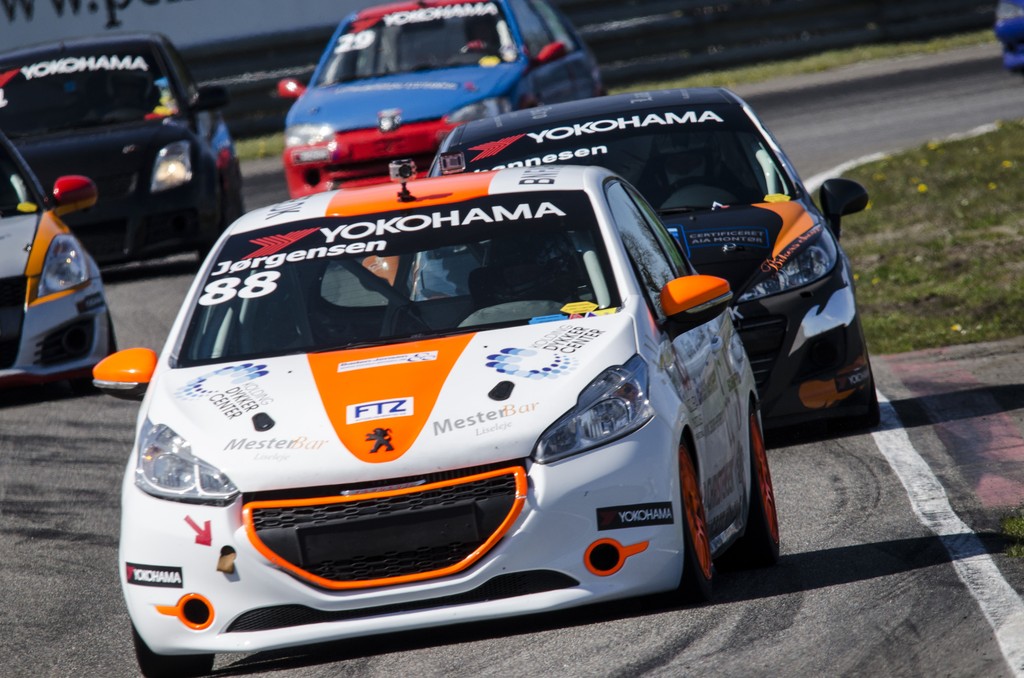 Bernth Stott Jørgensen havde virkelig fart i den hvide og orange Peugeot 208 – Her foran Brian Johannesen, Mads Hedegaard Frederiksen, Steffen Larsen og Jimmy Bob Søgaard Jensen.
(Foto: Denner Photo)